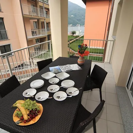 Sleeps 6 Pool Air Con Maccagno