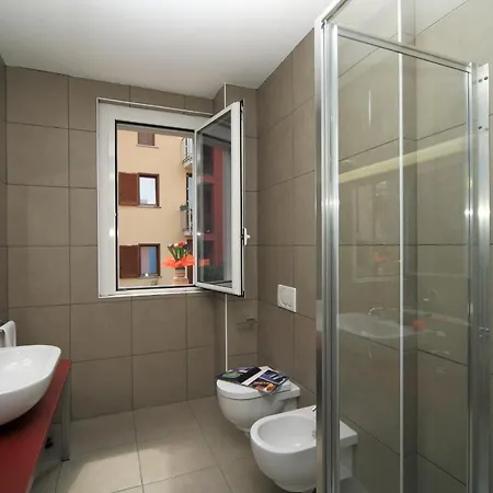 Sleeps 6 Pool Air Con Maccagno