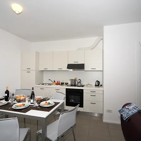 Appartamento Sleeps 6 Pool Air Con