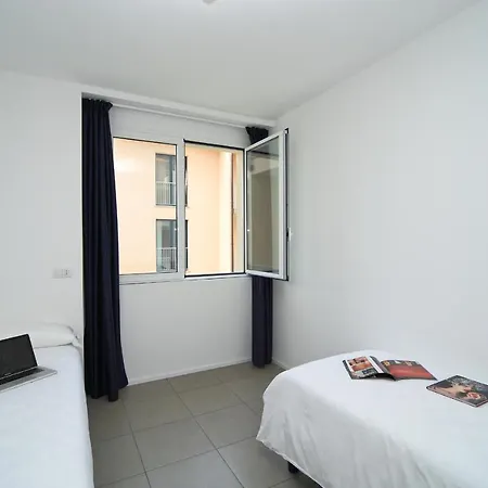 Sleeps 6 Pool Air Con